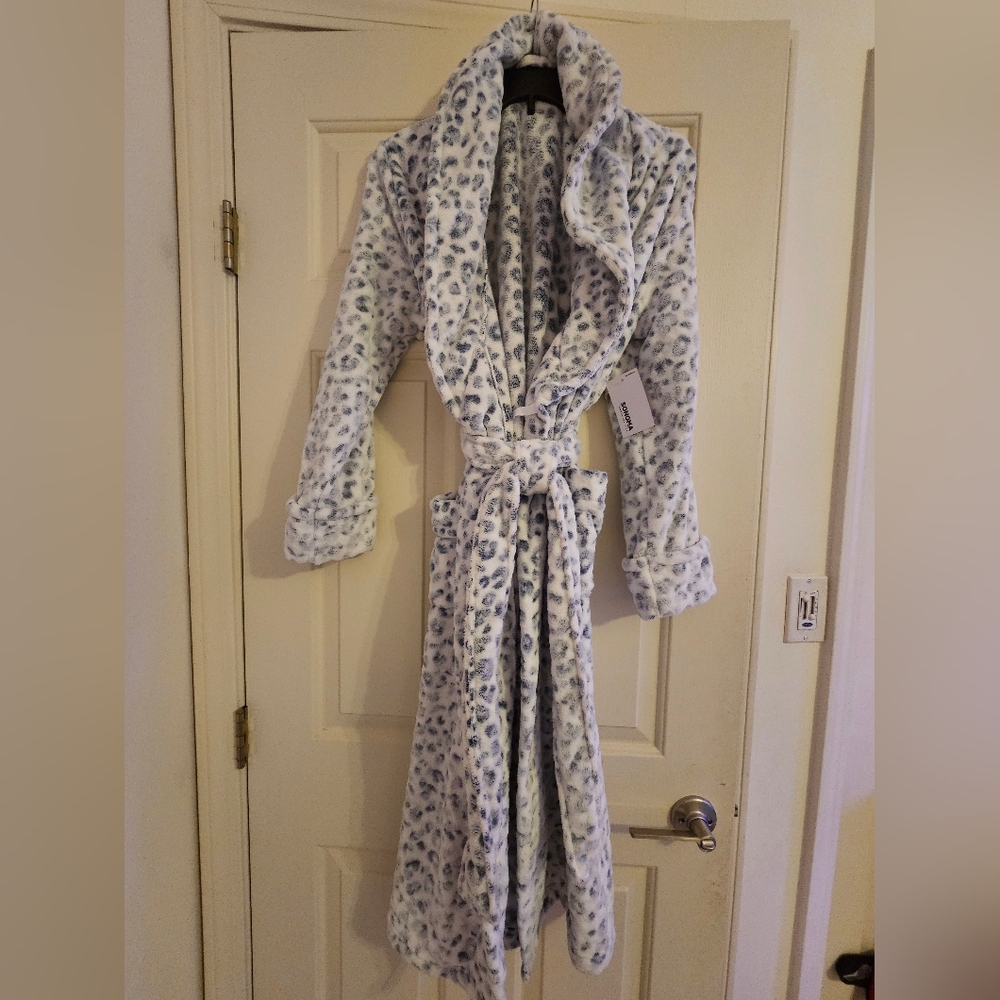 Elegant Snow Leopard Women's Robe